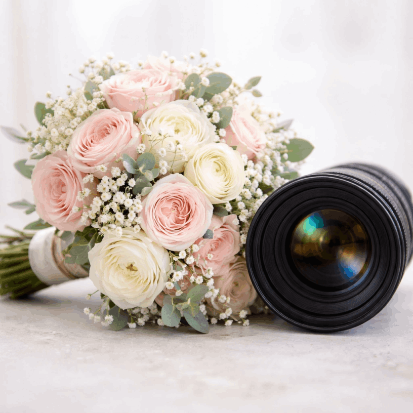 Smiling family of four posed in front of wooden barn – Imaginarium Pictures family photography