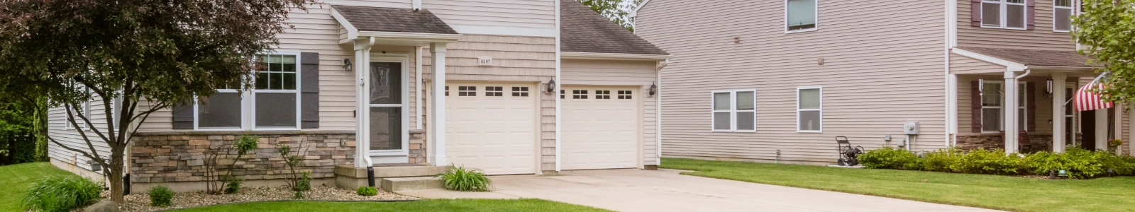 Contemporary townhome front view with double garage and stone accents – Imaginarium Pictures real estate photography