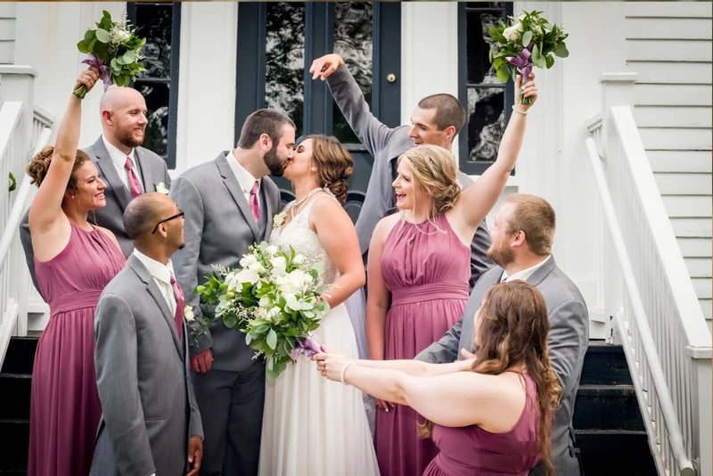 Wedding party celebrating, smiling and looking at each other – Imaginarium Pictures wedding photography"